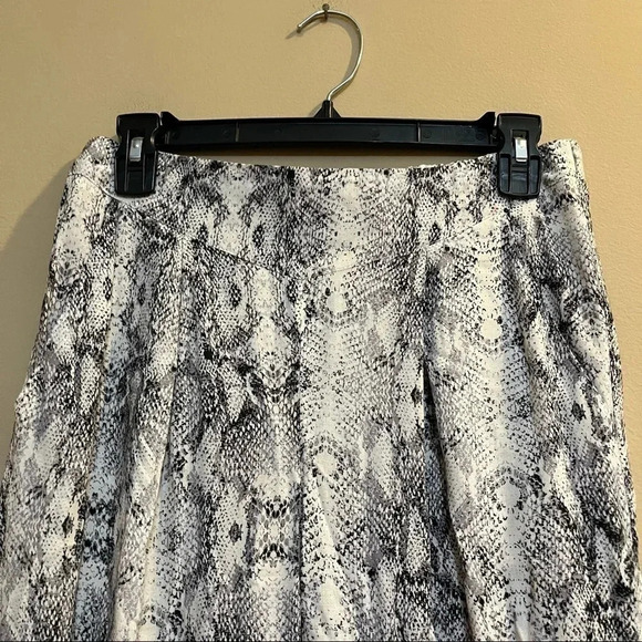 Miss Selfridge Pleated Soft Pants Snake Skin Women’s Size 6 Tapered Leg - Picture 5 of 12